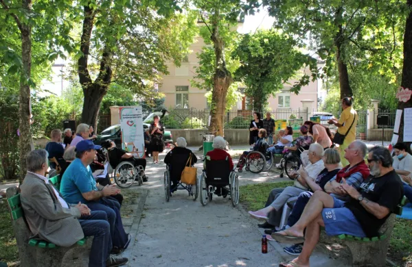 Udeleženci literarnega maratona Rdeča jabolka so se letos družili 
pod krošnjami Lokarjevega drevoreda. 