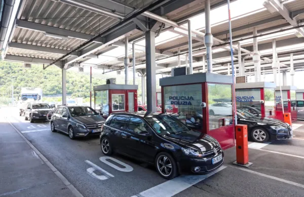 Krajše karantensko obdobje velja  za  karantenske odločbe, izdane 
potnikom na meji ob prihodu iz držav na rdečem seznamu, kot 
tudi za karantene, ki so bile posameznikom odrejene zaradi visoko 
rizičnega stika. Fotografija je simbolična. 