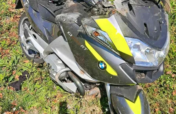Motor BMW    57-letnega Ljubljančana po padcu pri Senožečah. 