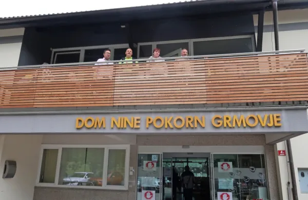 V Domu Nine Pokorn na Grmovju pri Žalcu je po zadnjih podatkih 
z novim koronavirusom okuženih osem oskrbovancev in dva 
zaposlena. 