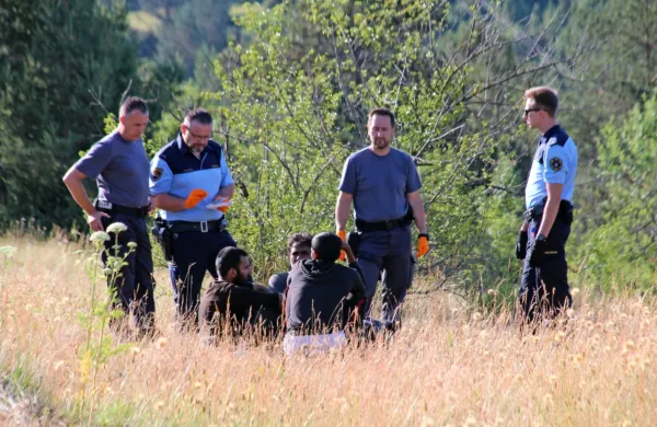 V nedeljo so policisti v bližini Koritnic, Knežaka  in Šembij  prijeli 
več skupin Afganistancev (fotografija je simbolična). 