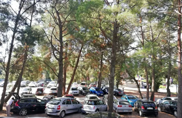 Parkirišče nad Valdoltro naj bi bilo namenjeno bolnikom in 
lastnikom abonmajev, a je brezplačno in zmeraj polno. 