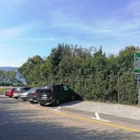 Pod Valdoltro lahko parkirajo samo invalidi in imetniki abonmajev. Četudi so parkirni prostori pogosto prazni, občina parkirnega režima ne namerava spremeniti. 