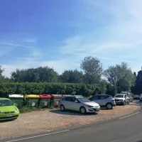 Čeprav je bil komaj petek dopoldan, so turisti že parkirali ob 
cesti. 