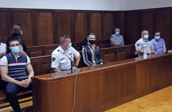 Gregor Setnikar (prvi z leve),  Aris Alibašić   (tretji z leve)   in 
Aleksander Vettorazzi (prvi z desne) se  danes niso zagovarjali.  