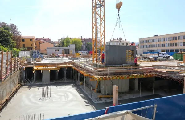 Izvajalec del CGP Novo mesto končuje betonska dela, sledi gradnja 
strojnih in elektroinštalacij ter hidroizolacija zgornje plošče.