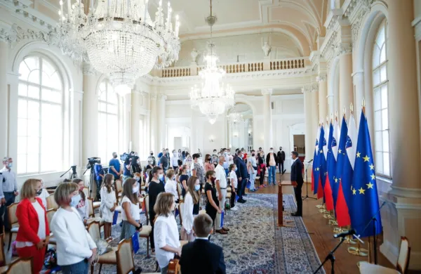 Predsednik republike Borut Pahor je na dnevu odprtih vrat ob 
prazniku, ki zaznamuje vrnitev Primorske k matični domovini, 
gostil mlade iz Ankarana.