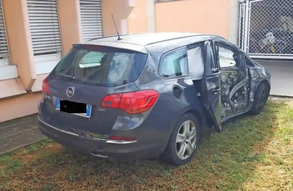 Trinajst mesecev zapora je sodišče  prisodilo 25-letniku, ki se je v 
začetku junija pri Ospu, nedaleč od meje z Italijo, z avtom, polnim 
prebežnikom, zaletel v obcestni zid. 