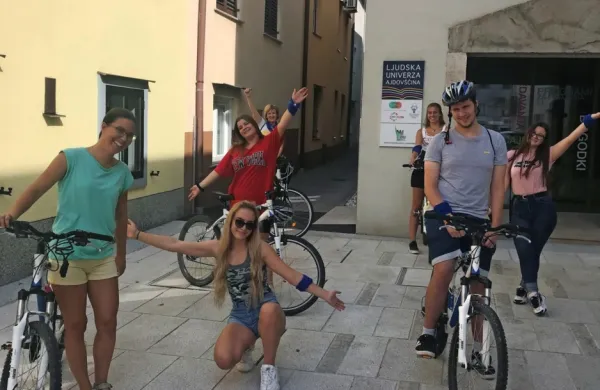 Udeleženci programa PUM-O na Ljudski univerzi Ajdovščina na kolesarskem  izletu po mestu in okolici.
