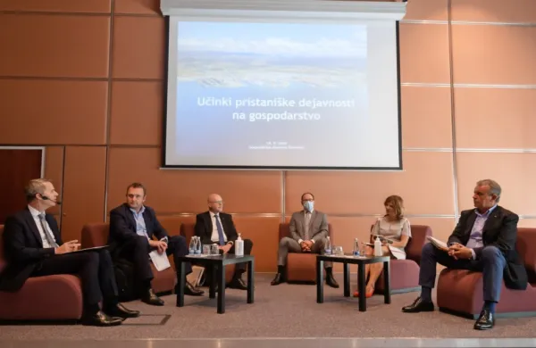 Z desne: Gracijan Necmeskal, Sonja Šmuc, Jernej Vrtovec, Dimitrij Zadel, Dušan Mes in voditelj včerajšnje okrogle mize Sebastjan Šik.