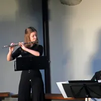 Flavtistka Alja Boštjančič in  kitaristka Daša Bric

