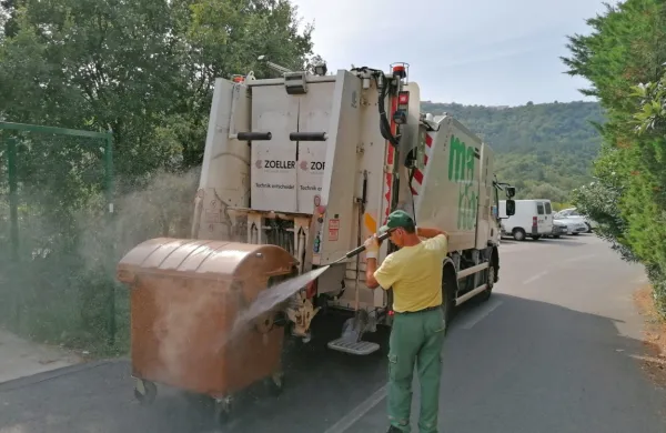 V Marjetici Koper zagotavljajo, da so z vozilom, ki je opremljeno za 
pranje posod, na terenu vsak dan.