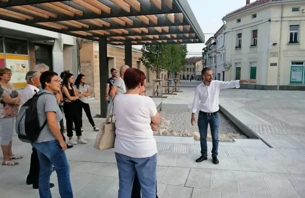 Obiskovalce je  po prenovljenem območju  vodil projektant Ajdin 
Bajrović.