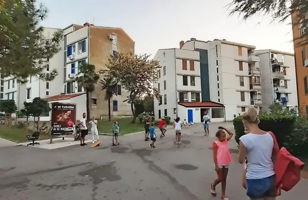 Otroci, mladostniki in mimoidoči odrasli bodo od 9. do 12. ure na 
ploščadi pred bloki v Livadah likovno ustvarjali na temo socialne 
stiske v svojem kraju, se o tej tematiki pogovarjali z organizatorji 
dogodka in se družili s sosedi ob družabnih ter športnih igrah.