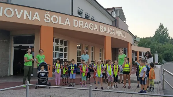 V Vipavi so letos otroci prišli v šolo s pešbusom. 