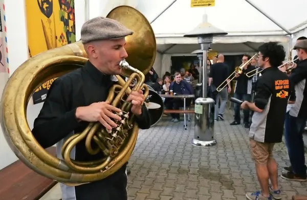 Domačini Kar Češ Brass Bend bodo na Jazz Cerkno nastopili v 
sobotnem spremljevalnem programu. 