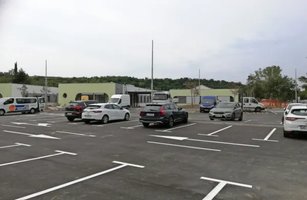 Piranski občinski svetniki bodo danes predvidoma odločali tudi o 
zadolžitvi Zdravstvenega doma Piran in določitvi tarif za parkirišče pri zdravstvenem domu v Luciji.