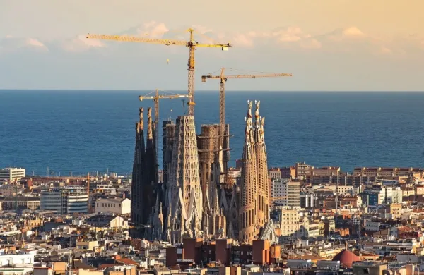 Dela na baziliki svete Družine (Sagrada Familia) v Barceloni ne 
bodo končana leta 2026, ker je epidemija koronavirusa omejila 
gradnjo in financiranje. Foto: pixabay.com