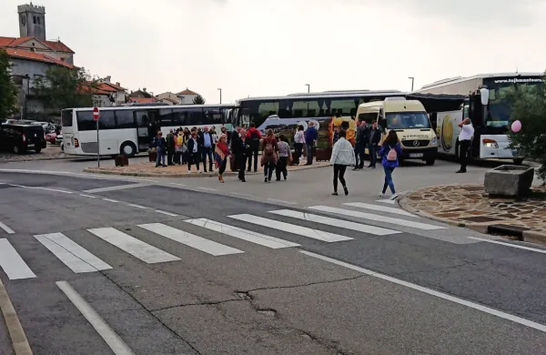 Čeprav naj bi šoferji avtobusov  pred Šmartnim le odlagali potnike, 
se  dogaja, da tam parkirajo in s tem ustvarjajo dodaten nered.  