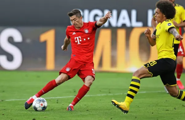 Robert Lewandovski (levo) in Jadon Sancho (desno) bosta tudi v 
novi sezoni med glavnimi aduti Bayerna in Borussie Dortmund.