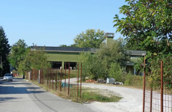 Novogoriški kriminalisti so včeraj še preiskovali okoliščine brutalnega pretepa, ki   naj bi se  zgodil na območju opuščenega Ideala. 