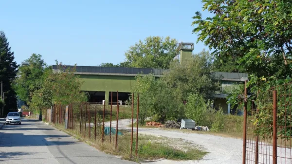 Novogoriški kriminalisti so včeraj še preiskovali okoliščine brutalnega pretepa, ki   naj bi se  zgodil na območju opuščenega Ideala. 
