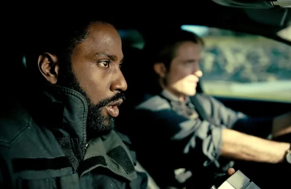 Potnika v času - Protagonist (John David Washington v ospredju) 
in Neil (Robert Pattinson)