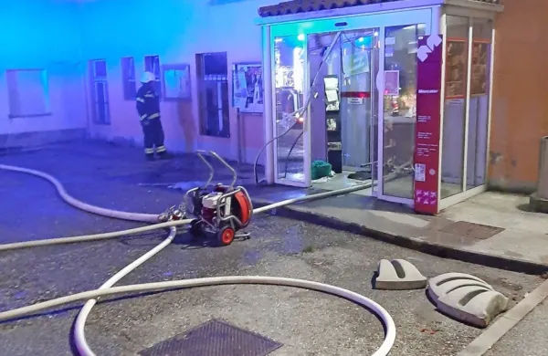 Gasilci so skozi vrata napeljali cevi in z ventilatorji iz trgovine 
izpihali gost dim.