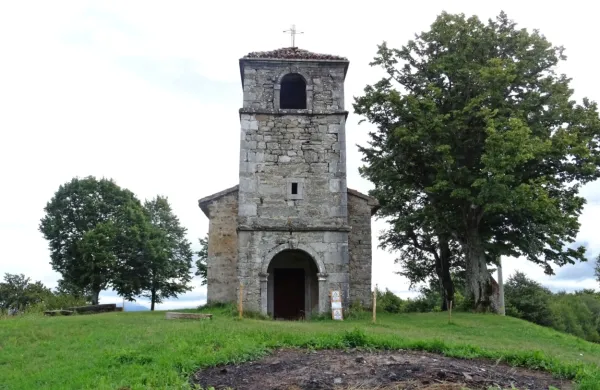 Cerkev na  Artvižah bodo obnovili, zato bo jutri ob 16. uri sv. maša 
kot  simbolni začetek obnove.  