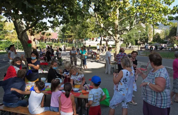 Otroci so ustvarjali na delavnicah in se igrali, starši so prodajali ali 
kupovali, vsi pa so se družili. 