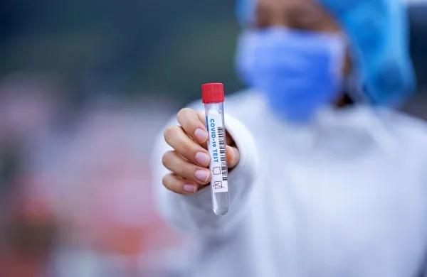 Na &Scaron;vedskem &scaron;e naprej upada &scaron;tevilo novih okužb z novim koronavirusom