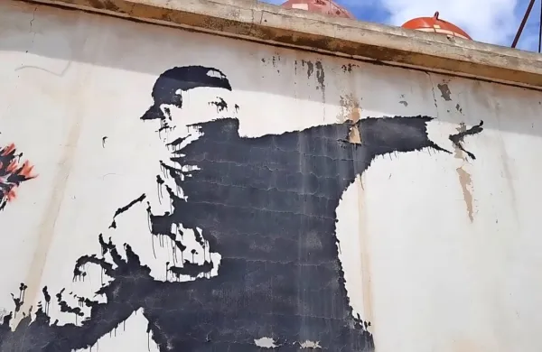 Britanski ulični umetnik Banksy, ki javnosti ostaja neznan, je 
izgubil tožbo proti podjetju Full Colour Black, ki je uporabilo 
njegovo podobo moškega, ki meče šopek rož.