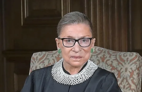V petek je zaradi zapletov ob raku na trebušni slinavki umrla 
87-letna liberalna vrhovna sodnica ZDA Ruth Bader Ginsburg.