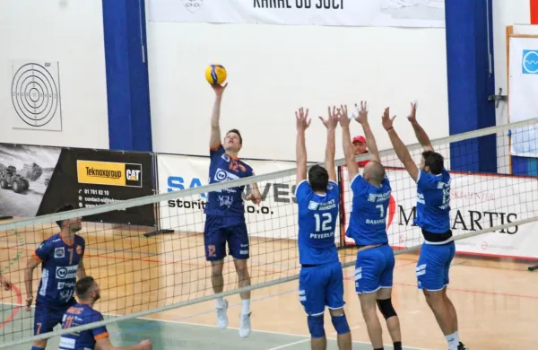 Salonitova odbojkarska šola je zastopana tudi pri prvaku ACH 
Volleyju, v katerem ostaja Kanalec Jure Okroglič (v napadu).