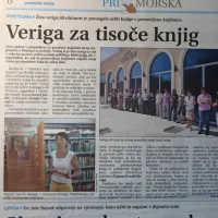 Postojnčani so pomagali pri selitvi knjig v prenovljeno knjižnico.