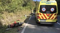 Motorist, ki je padel pri Lažah, naj bi si huje poškodoval obe 
nogi. 