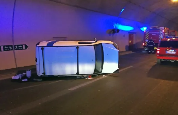 Zaradi prevrnjenega vozila je bil predor Markovec v smeru proti 
Kopru zjutraj zaprt več kot dve uri.