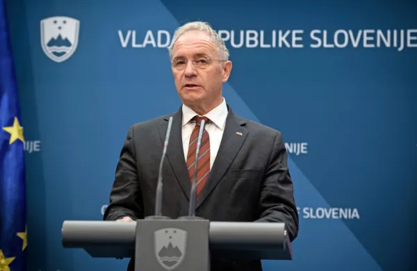 Aleš Hojs tudi po današnjem pogovoru s premierjem Janezom 
Janšo ostaja notranji minister. 