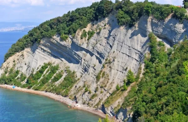 Najbolj nevarno je zadrževanje pod golimi in strmimi stenami.