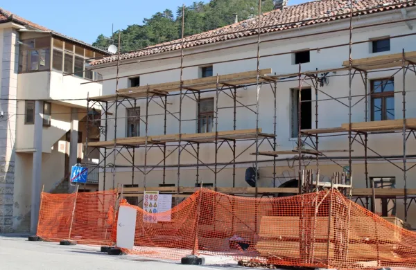 Zavod za varstvo kulturne dediščine je prenovo stavbe na 
Glavnem trgu 1 začasno ustavil, a z deli nadaljujejo že ta teden.  
