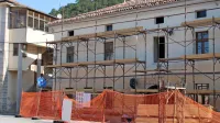 Zavod za varstvo kulturne dediščine je prenovo stavbe na 
Glavnem trgu 1 začasno ustavil, a z deli nadaljujejo že ta teden.  