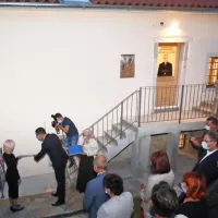 Prenovljeno hišo Alojza Kocjančiča, kjer so uredili spominsko sobo in etnološko zbirko, sta odprla 
Lilijana Kozlovič in Aleš Bržan.  