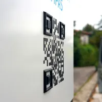 QR koda, opremljena z reliefno 
oznako