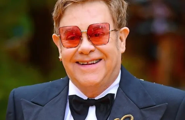 Elton John pripravlja “škatlo draguljev”.