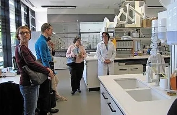 Erika Bešter predstavlja predstavnikom urada za meroslovje 
delovanje laboratorija  Inštituta za oljkarstvo ZRS Koper v novih 
prostorih Centra mediteranskih kultur. Laboratorij je popolnoma 
uničil požar in trenutno še vedno deluje v starih prostorih.