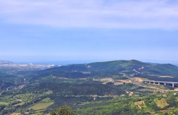 Kitajski CCCC, ki je v ameriški nemilosti, se poteguje za gradnjo 
drugega tira,  s pristaniščem Trst pa ima sklenjen dogovor o 
sodelovanju. 