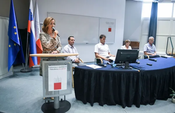 Strokovnjaki z ljubljanske Fakultete za šport pozivajo, naj se v 
šolah zagotovi več gibanja, igrišč in telovadnic pa naj se ne 
zapira.