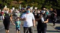  Med protesti v soboto so sosedje Salonita temu simbolično vrnili vodo iz Močil, ki je nočejo več.
