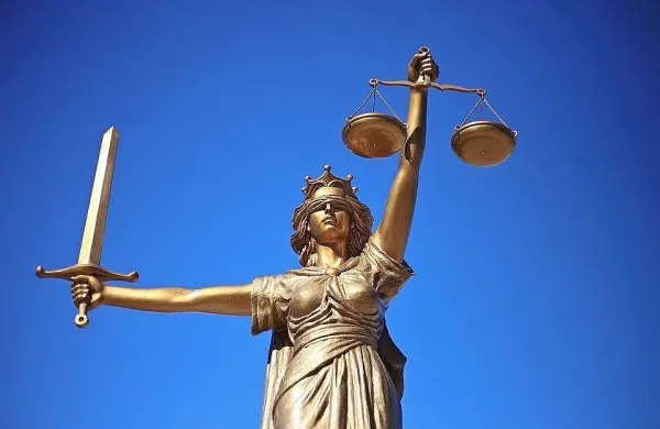 Po smrti vrhovne sodnice Ruth Bader Ginsburg je v ZDA izbruhnil 
oster političen prepir glede njene naslednice oziroma njenega 
naslednika.