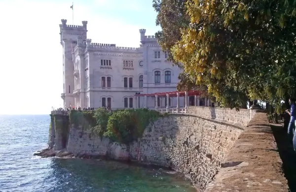 Truplo pogrešane 25-letnice iz Nove Gorice  so 6. junija letos našli 
v morju v neposredni bližini Miramarskega gradu.  